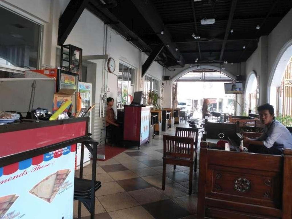 Vindhika Hotel Pengayoman Makassar Exterior photo